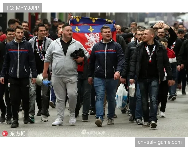 特写：马赛vs里昂比赛因球迷投掷烟火中断，球员带领孩童迅速离场。